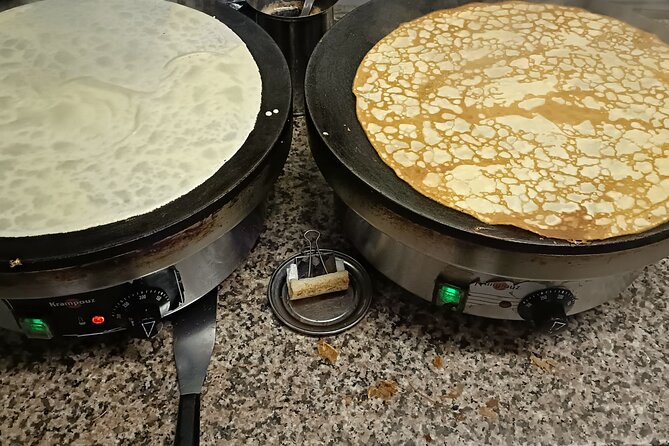 Amazing Sweet Crêpe Cooking Class Paris - The billig and rozell in action