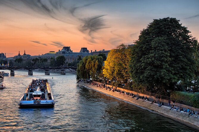 Bateaux Mouches Sightseeing Cruise in Paris with Champagne - Seeing Paris from the Seine