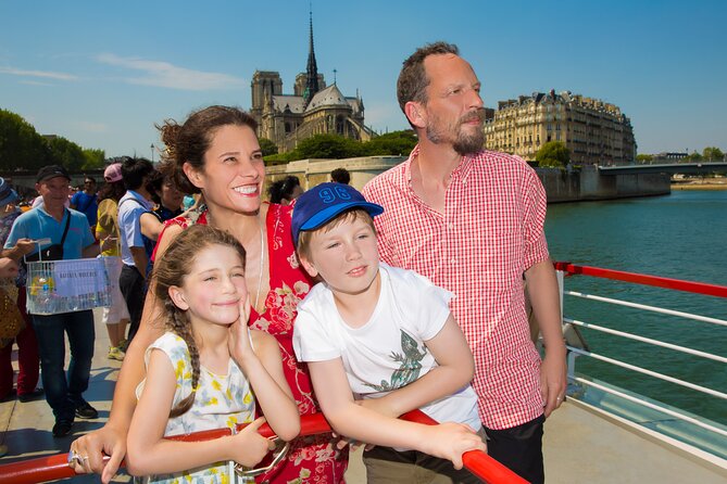 Bateaux Mouches Sightseeing Cruise in Paris with Champagne - The Conciergerie, bridges, and palace history