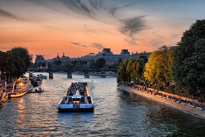 Bateaux Mouches Sightseeing Cruise on the Seine River in Paris - The route from Place de la Concorde to the Eiffel Tower