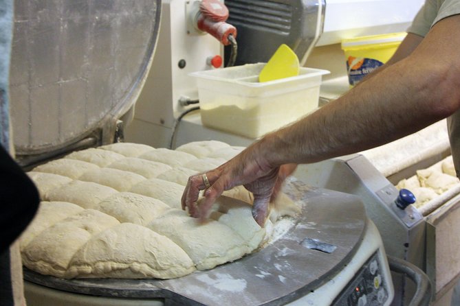Behind the Scenes of a Boulangerie: French Bakery Tour in Paris - What the one-hour format does well