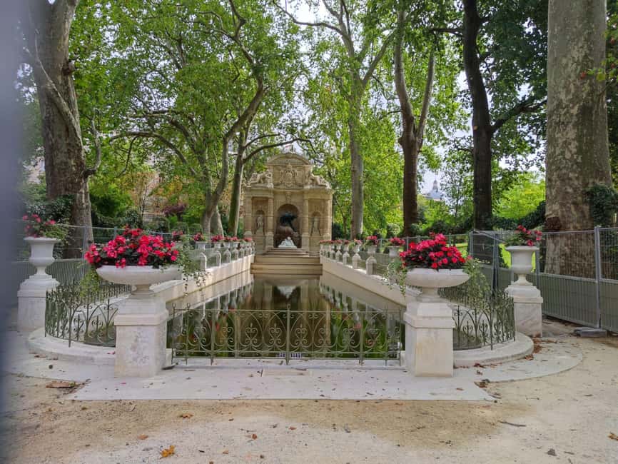 Best Bits of Paris: 40 Favourites Walking Tour 5 hours - Getting close to the Arc de Triomphe