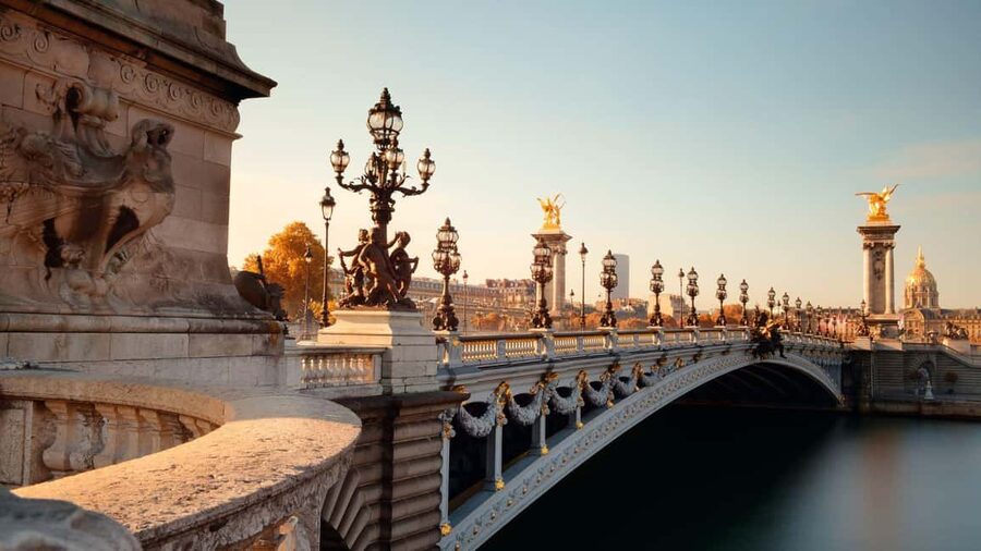Best of Paris: Private Walking Tour with Local - How the guide quality affects the experience