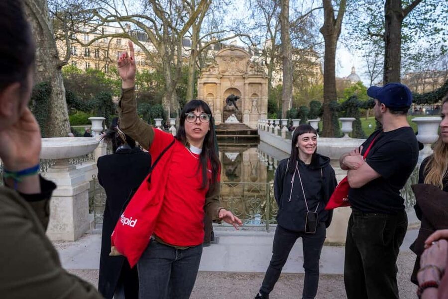 Boho Nights in Paris: A Magical Evening Tour - Shakespeare & Company and Notre-Dame