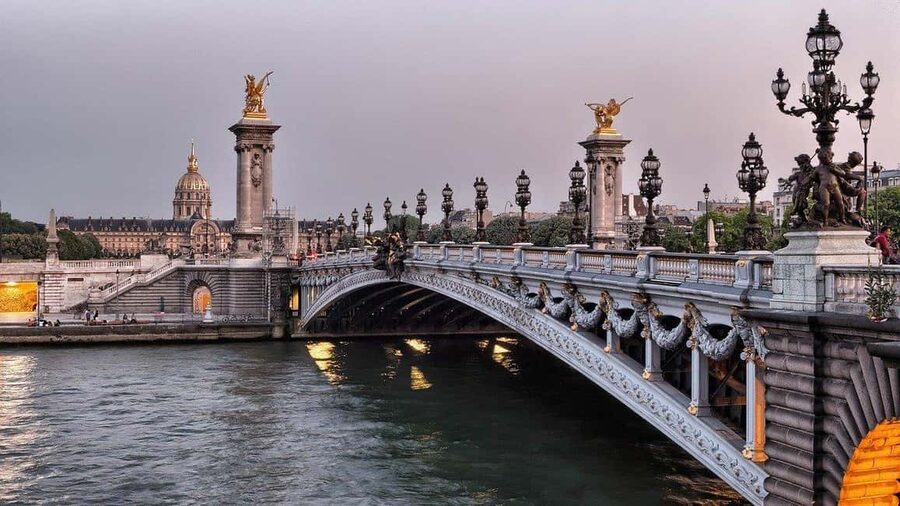 Classical and Monumental Paris Tour along the Seine River - A riverside introduction to Paris