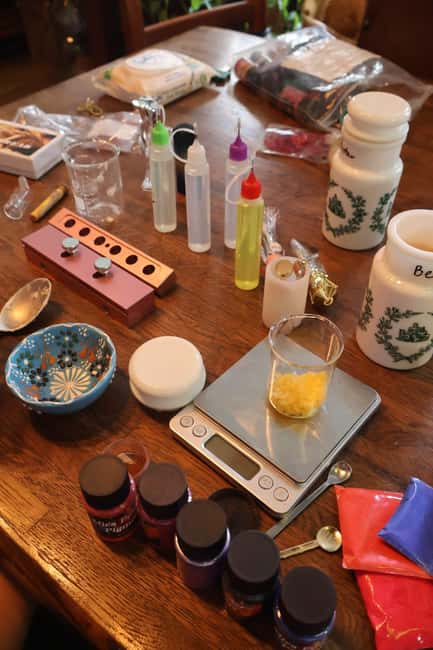 Customised lipstick workshop - Paris 1er - Choosing between semi-matte, gloss, and lip balm