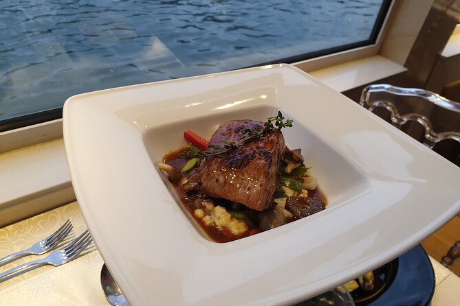 Dinner Cruise Prestige Check-out from the Eiffel Tower - What arrives on the plate