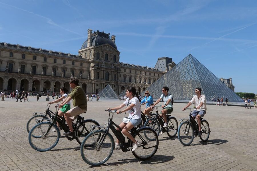 Discover Paris by bike - Palais-Royal and the Louvre: a strong opening