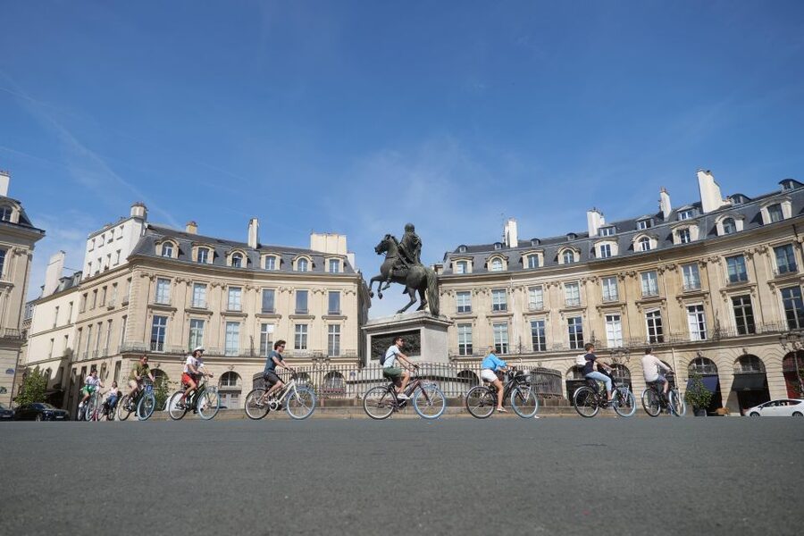 Discover Paris by bike - The guides and the private-group advantage