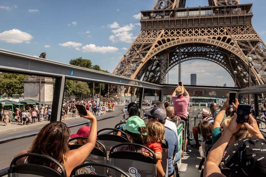 Disneyland Paris: Bus Sightseeing Tour in Paris - What the audio guide adds