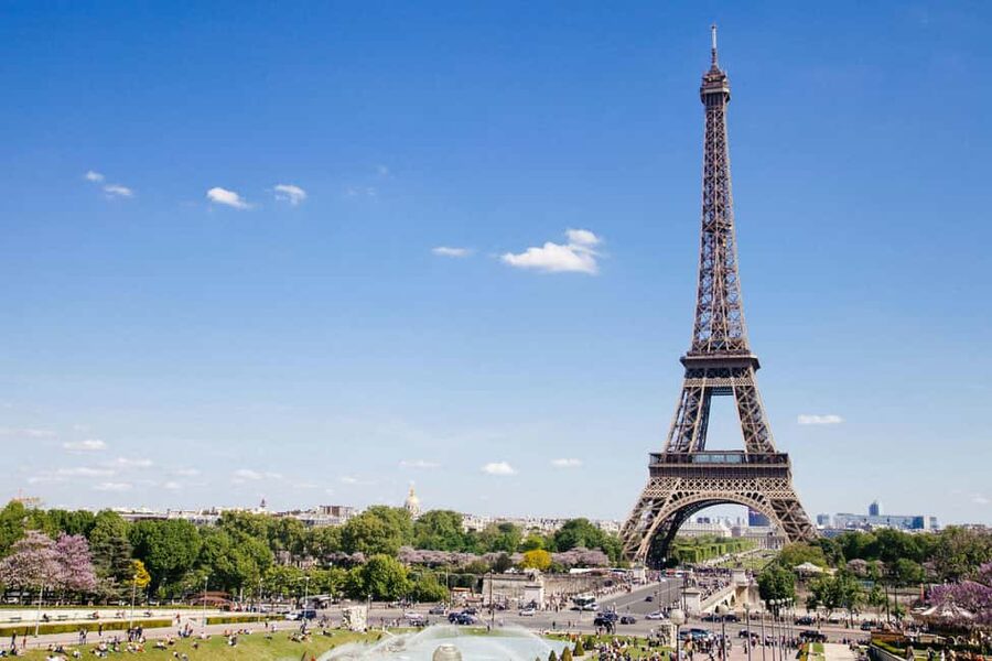 Eiffel Tower Reserved Access with Photoshoot stops - Key points to know before booking