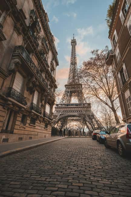 Eiffel Tower Reserved Access with Photoshoot stops - Guided access to the second floor or top