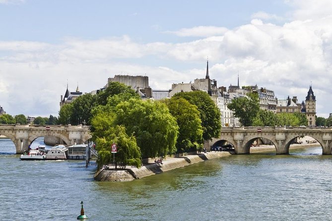 Escape game on the Île de la Cité - The flower and bird market