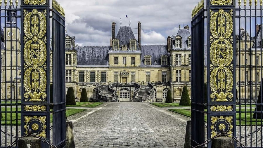 Fontainebleau Castle Private guided tour from Paris - Leaving Paris in a private luxury vehicle
