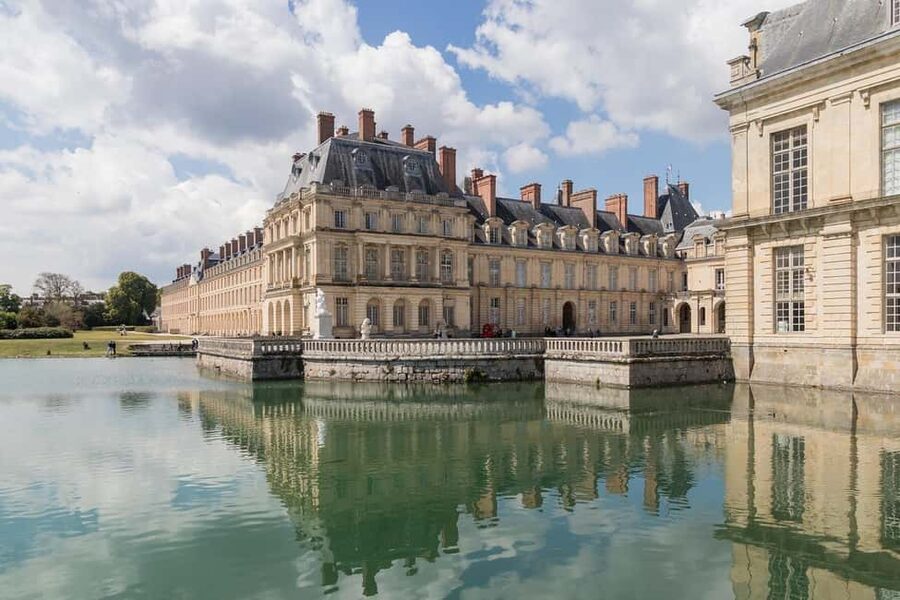 Fontainebleau Castle Private guided tour from Paris - Entering the palace through a separate entrance