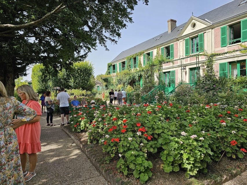 From Paris: Auvers-sur-Oise & Giverny Excursion - What the private format changes