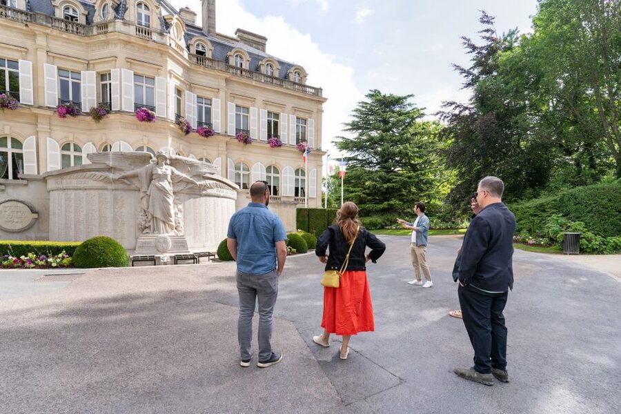 From Paris: Day Trip to Champagne with 8 Tastings & Lunch - Lunch with Champagne at a small producer