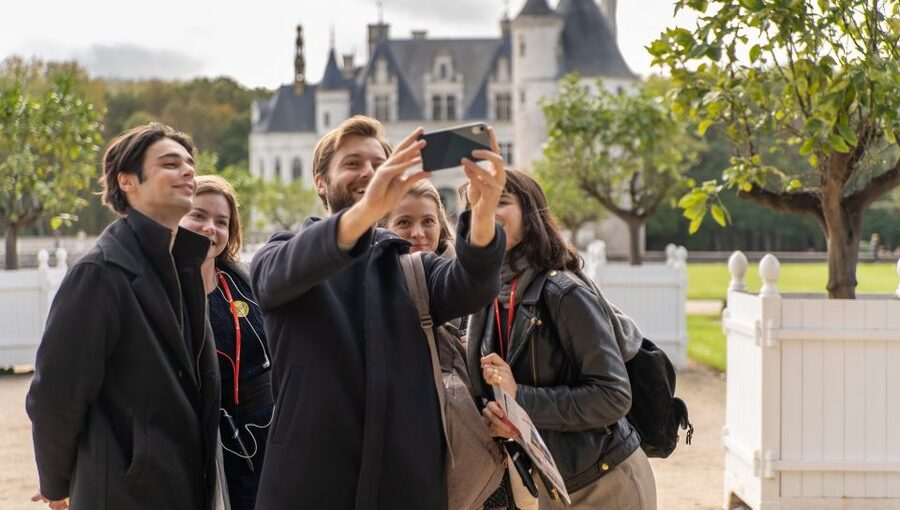 From Paris: Full-Day Loire Valley Chateaux Tour - Meeting the coach and settling in