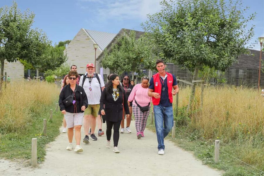 From Paris: Full-Day Mont Saint-Michel Guided Tour - Making the most of the short free-time period