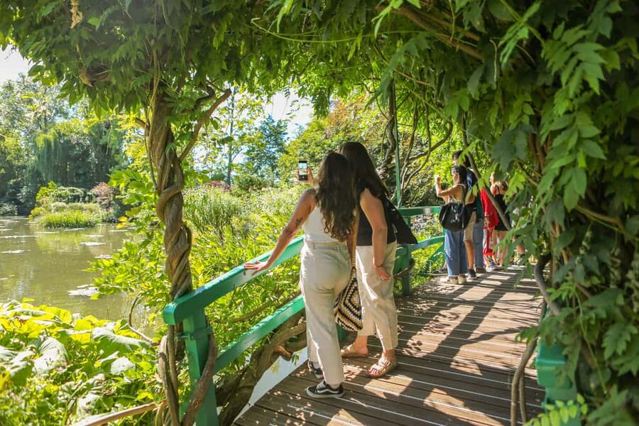 From Paris: Giverny Day Trip with Audio Guide or Live Guide - Live guide, audio guide, or independent time