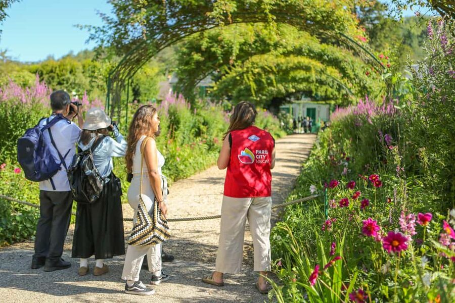 From Paris: Giverny Day Trip with Audio Guide or Live Guide - Price, comfort, and overall value