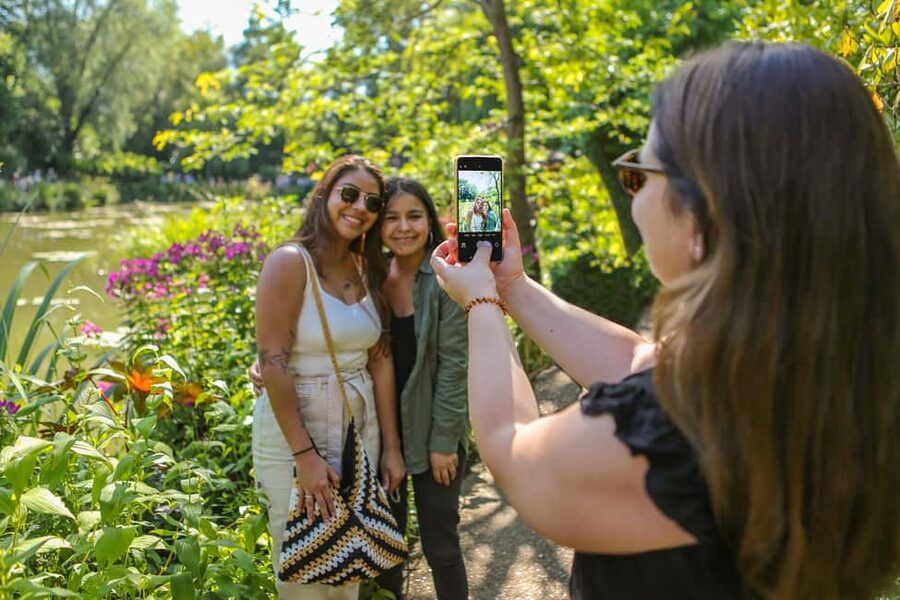 From Paris: Giverny Day Trip with Audio Guide or Live Guide - Crowds, seasons, and what to bring