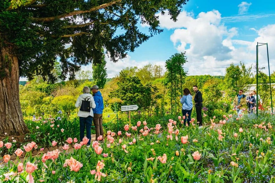 From Paris: Giverny, Monet’s House, & Gardens Half-Day Trip - The coach from Paris and the practical start