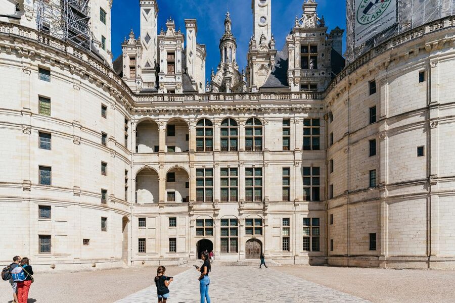 From Paris: Loire Valley Castles Day Trip With Wine Tasting - What the complimentary wine tasting is really like