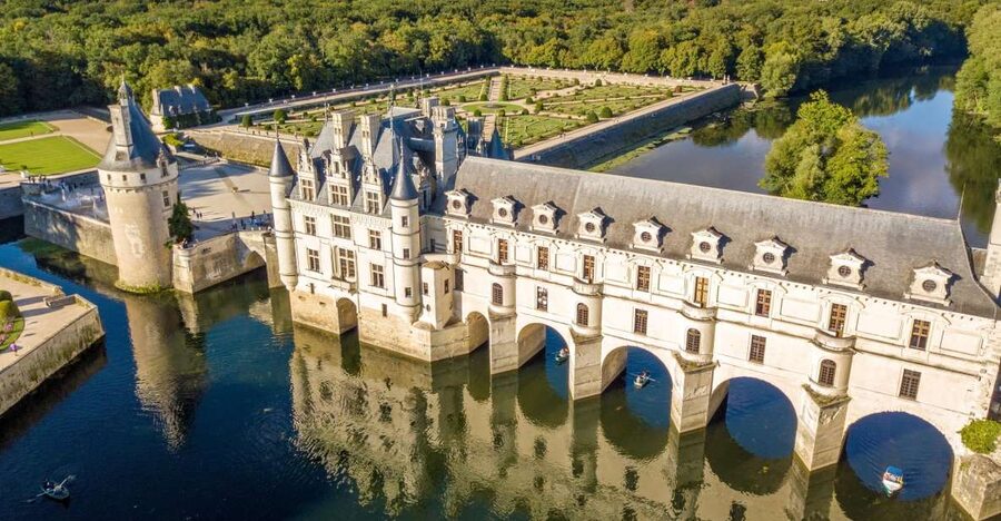 From Paris: Loire Valley Castles Day Trip With Wine Tasting - The coach ride and the role of the guide
