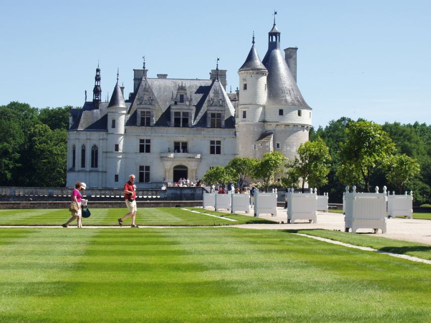 From Paris: Loire Valley Castles Full-Day Tour with Lunch - Chenonceau and the castle over the Cher