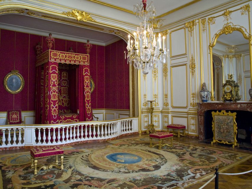 From Paris: Loire Valley Castles Tour with Hotel Transfers - How the guide affects the day