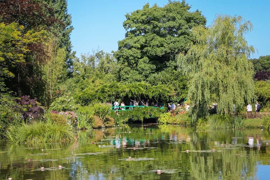 From Paris: Monet Impressionism Tour to Giverny by Minibus - Private minibus or shared tour?