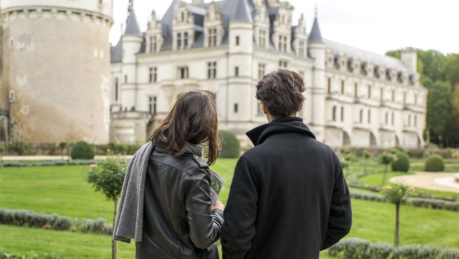 From Paris: Mont St Michel and Loire Valley 2 Day Tour - Bus changes and guide changes need attention