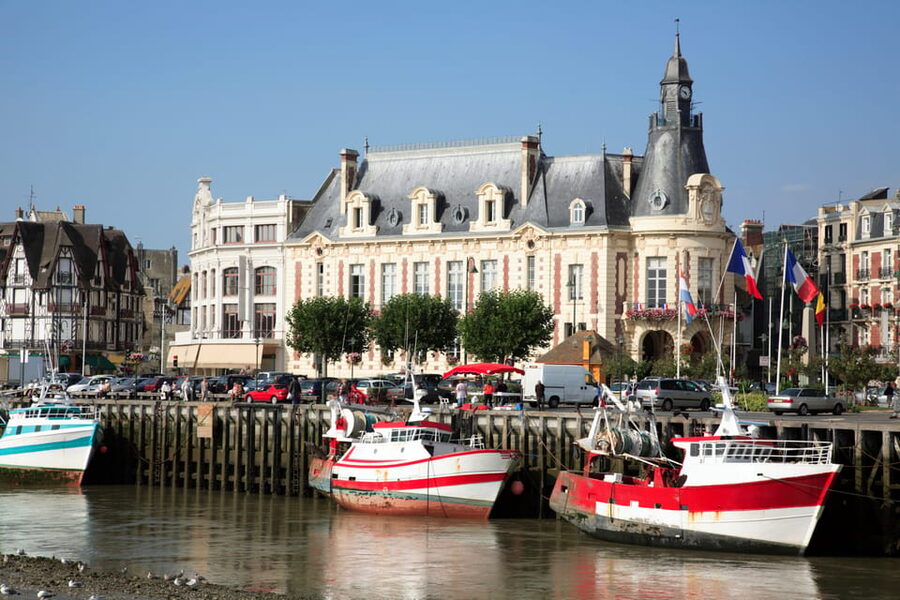 From Paris: Normandy D-Day Beaches Day Trip with Lunch - The guide makes the difference between facts and understanding