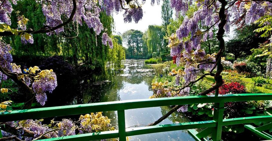 From Paris: Private Day Trip to Giverny and Auvers sur Oise - A private format with a practical tradeoff