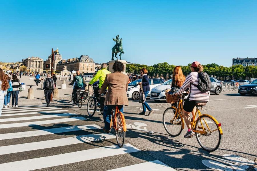 From Paris: Skip-the-Line Palace of Versailles Bike Tour - A picnic beside the Grand Canal
