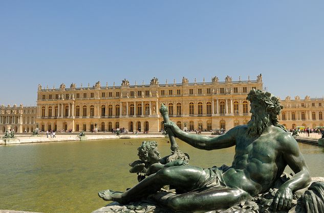 From Paris: Versailles Guided Tour by Deluxe Minibus - Why a guide matters inside Versailles