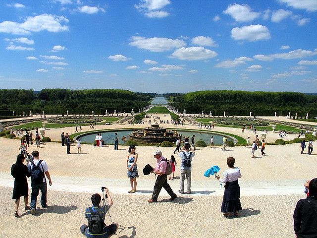 From Paris: Versailles Guided Tour by Deluxe Minibus - Entering the palace by priority access