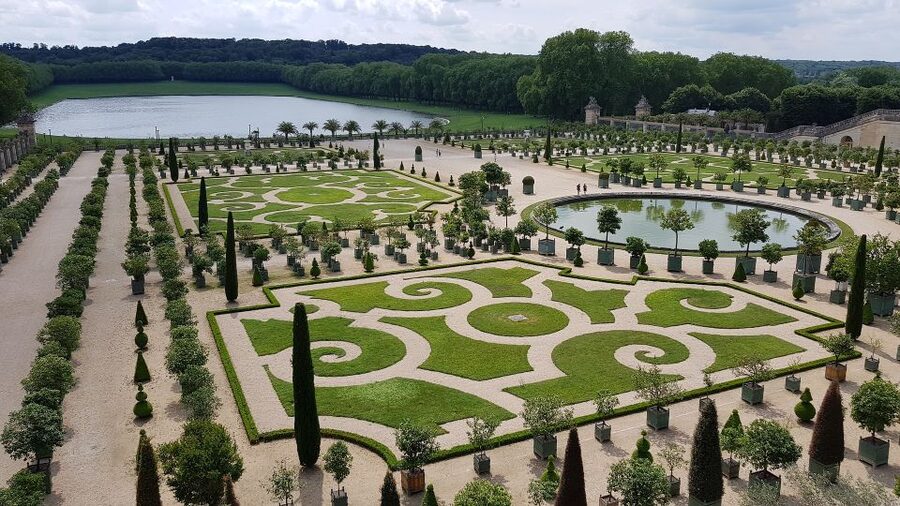 From Paris: Versailles Palace and Gardens Guided Experience - The guided walk through Versailles Gardens