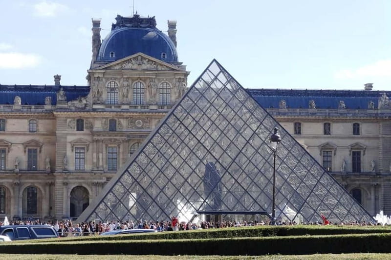 German private Walking Tour through Montmartre & Passages - What four private hours are worth