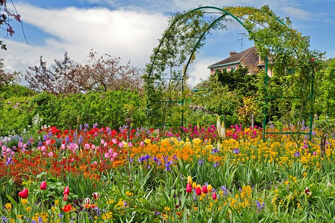 Giverny Monet’s Home and Gardens Half Day Tour from Paris - Free time in Giverny