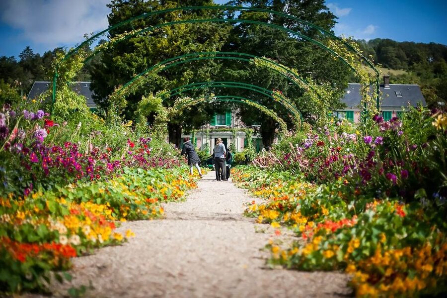 Giverny: Monet's House and Gardens Guided Tour - The water garden, lilies, and Japanese bridge