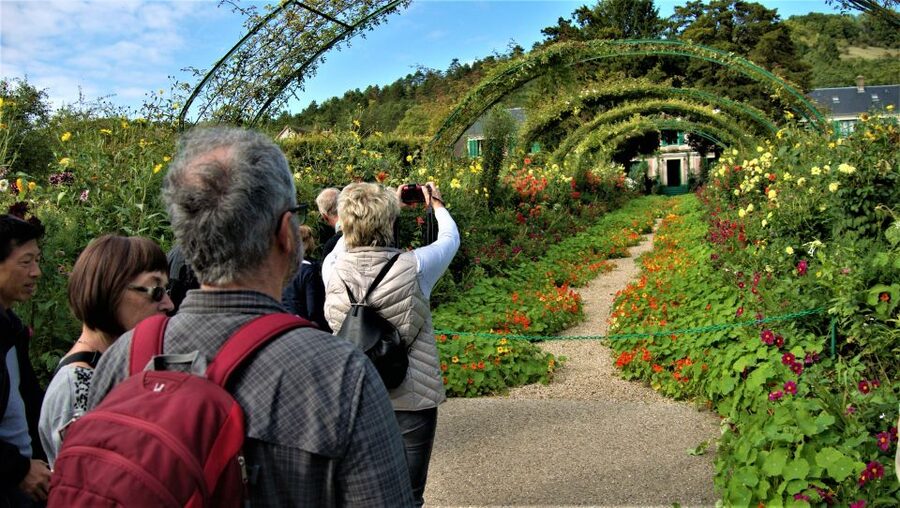 Giverny: Monet’s House and Gardens Skip-the-Line Tour - How the guides shape the experience
