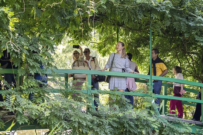 Giverny & Monet's House Audio Guided Half-day Tour from Paris - Finding the return bus
