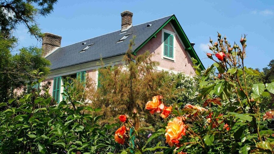 Giverny : Monet's house & Gardens Private tour from Paris - A short look at Giverny village