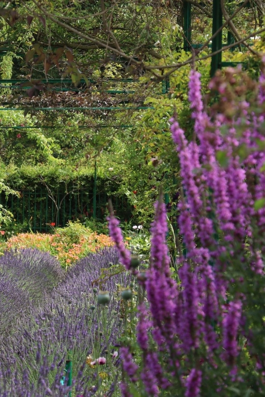 Giverny Private Guided Walking Tour - Seeing Giverny through Monet’s eyes