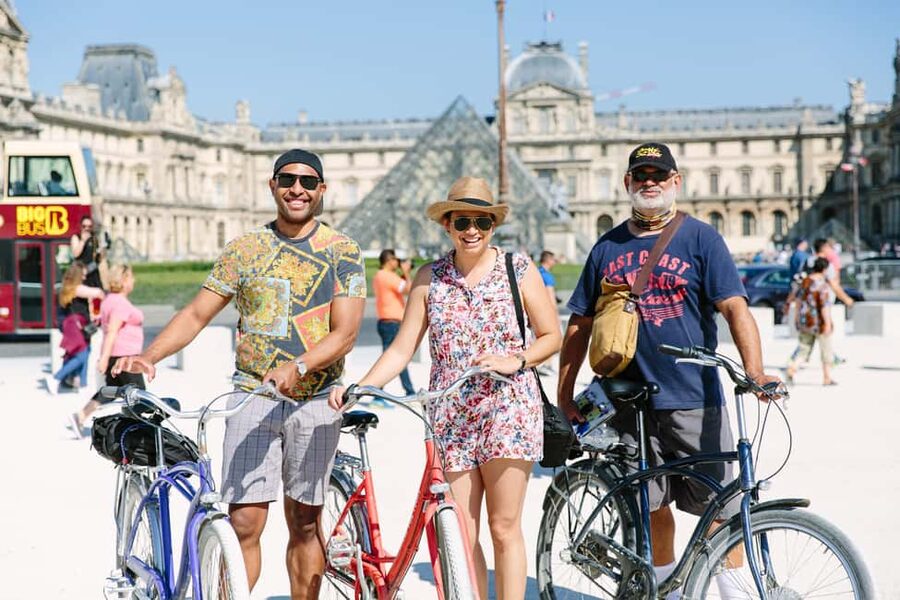 Highlights of Paris Bike Tour in English or Dutch - What the guide adds to the ride
