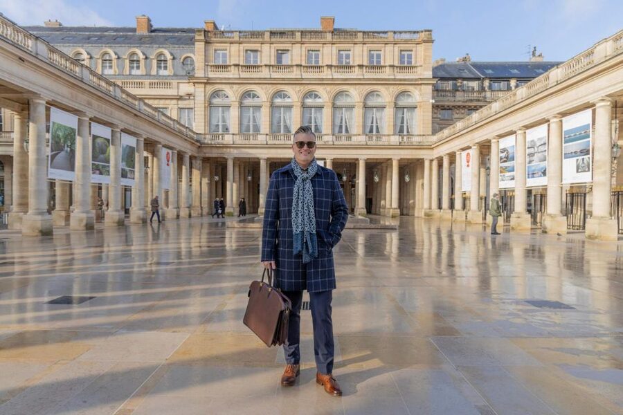 Louvre area photo shoot by Paris photographer - Key points at a glance