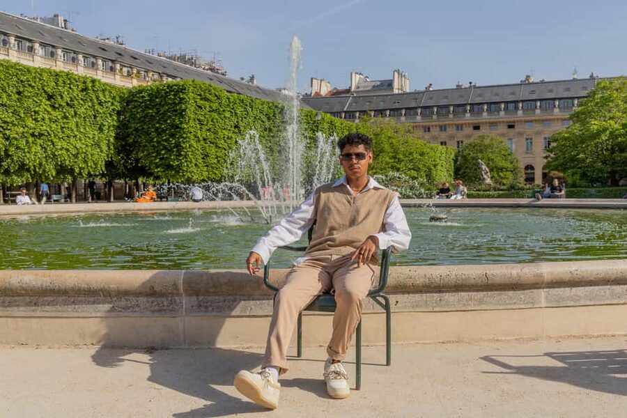 Louvre area photo shoot by Paris photographer - Is $39 a good value?