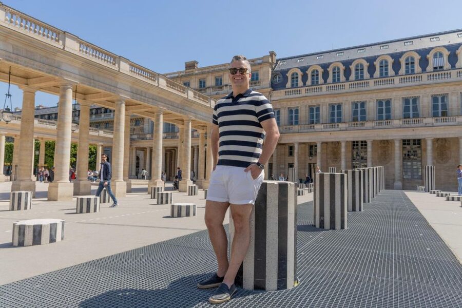 Louvre area photo shoot by Paris photographer - Starting at 155 Rue Saint-Honoré